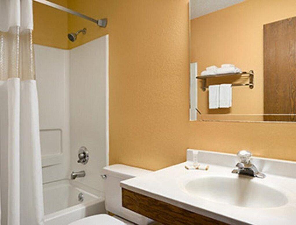 Magnuson Hotel Fort Wayne North - Coliseum Екстериор снимка