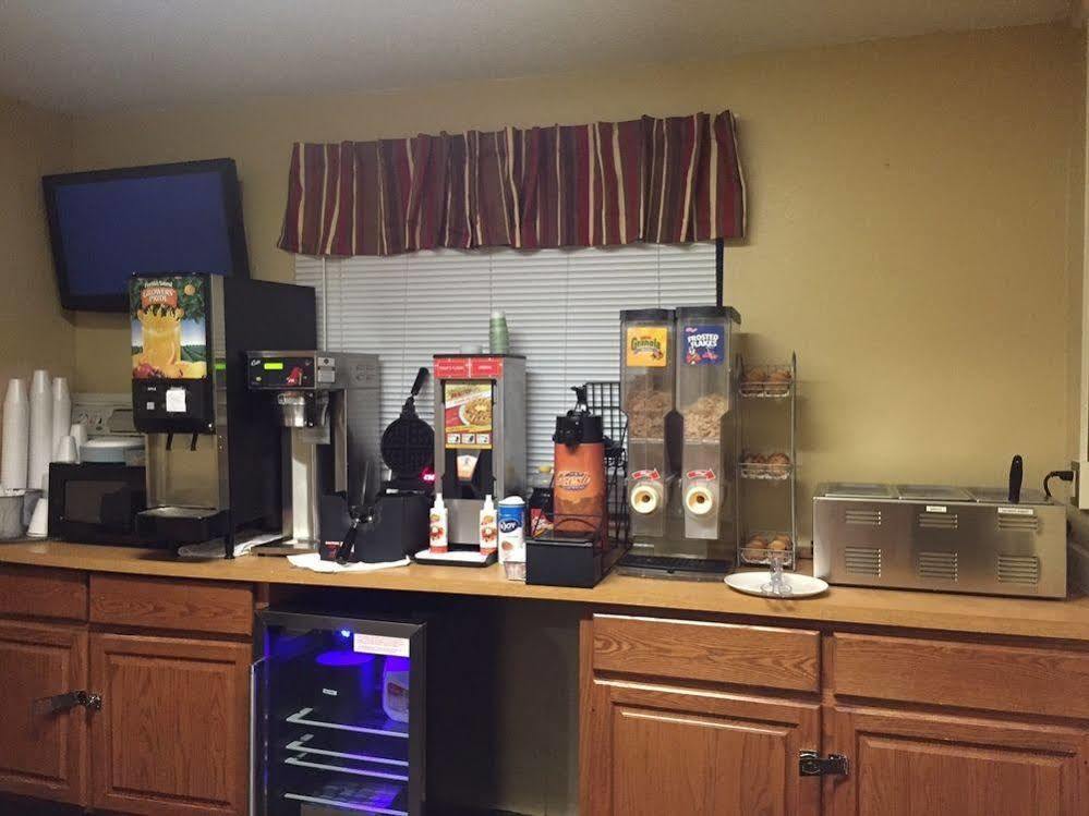 Magnuson Hotel Fort Wayne North - Coliseum Екстериор снимка